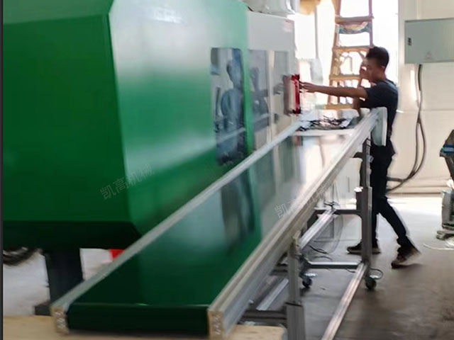 注塑機機邊線  注塑皮帶輸（shū）送（sòng）機